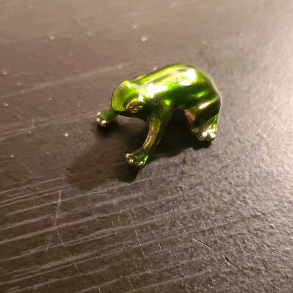 Metal frog figurine